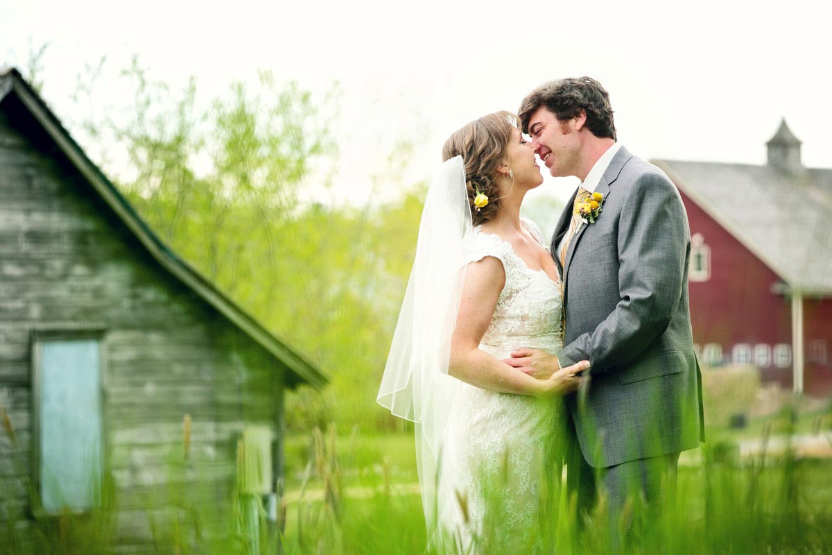 Stacie & Darren share a kiss in the field at Gedney Farm